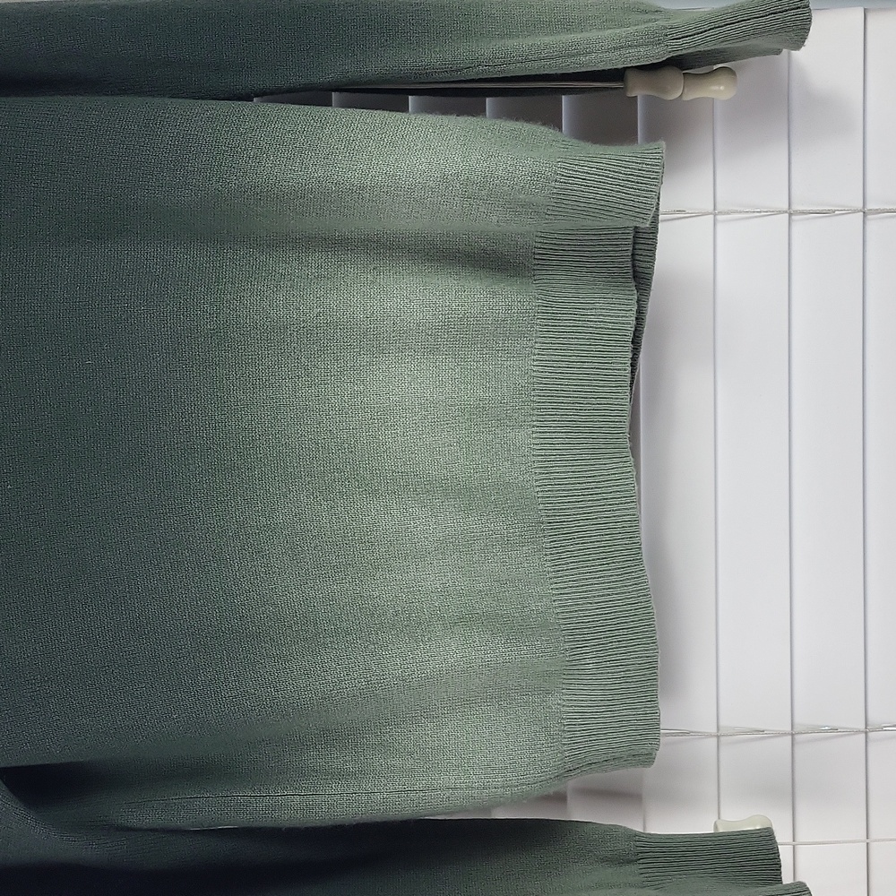 Amicale 100% cashmere Ombre V-Neck Sweater. Size M - Picture 4 of 8